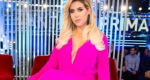 Outfit rosa che passione. Wanda Nara per il suo ha speso una cifra da panico: quanto costa il vestito