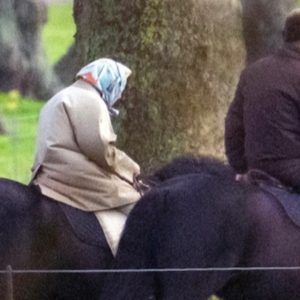 La Regina Elisabetta a cavallo. Al galoppo verso un Natale da dimenticare