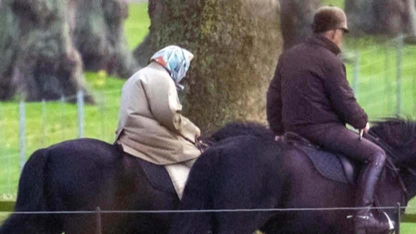 La Regina Elisabetta a cavallo. Al galoppo verso un Natale da dimenticare