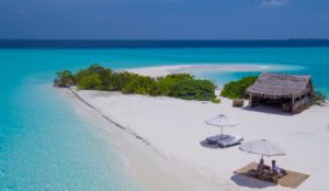 Un anno intero alle Maldive in un resort extra lusso. Il prezzo? Costa di più vivere a casa