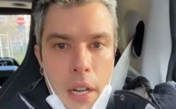 Fedez si trasforma in Babbo Natale: dona pacchi di contanti da 1000 euro a lavoratori in difficoltà