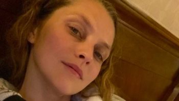 Teresa Palmer: la dolcissima foto mentre allatta la figlia Poet. Stupore tra i follower