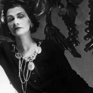 Coco Chanel, il mito incanta in 150 scatti: “La rivoluzione dello stile”