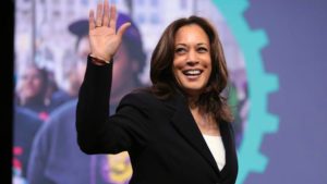 Kamala Harris indossa solo Converse: ecco spiegato perché