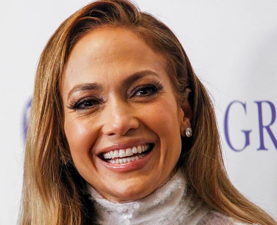 Jennifer Lopez in copertina su Elle. Il doppio look: da Fendi a total Prada