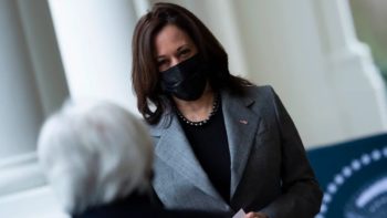 Kamala Harris indossa un blazer Dolce & Gabbana: scoppia la polemica