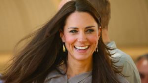 Kate Middleton, i suoi capelli lisci sono tutti da copiare. Ecco come fare (e sorridere come lei)