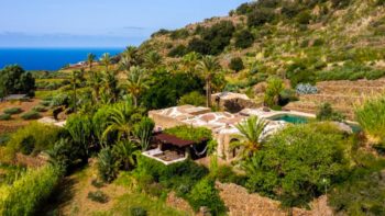 Fabrizio Ferri e la sua villa a Pantelleria: un sogno architettonico a occhi aperti