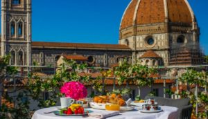Brunelleschi Hotel: a Firenze accade la magia. Arte e lusso danzano insieme e Forbes premia
