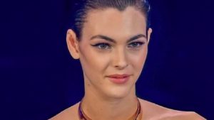 Sanremo 2021, Vittoria Ceretti look: da Valentino a Versace, passando per Armani
