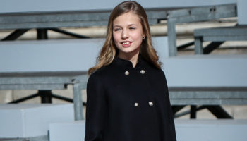 Leonor di Spagna è l’icona di moda 2021. Il look del suo primo impegno ufficiale, semplice e bon ton