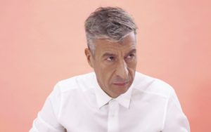 Maurizio Cattelan torna a Milano con una retrospettiva al Pirelli HangarBicocca 