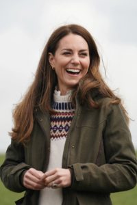 Kate Middleton icona di stile anche in campagna: la duchessa aggiunge uno tocco francese al suo outfit