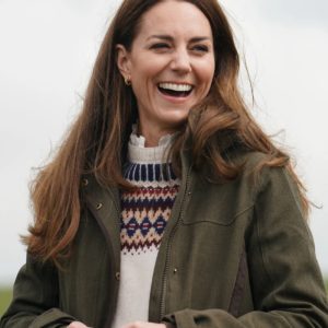 Kate Middleton icona di stile anche in campagna: la duchessa aggiunge uno tocco francese al suo outfit