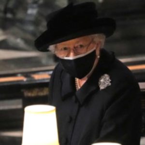 Il segreto celato dietro al gioiello indossato dalla regina Elisabetta II per il funerale di Filippo