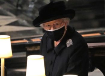 Il segreto celato dietro al gioiello indossato dalla regina Elisabetta II per il funerale di Filippo