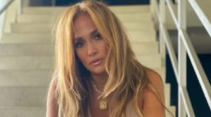 Colore capelli estate 2021. Jennifer Lopez rulez: biondo lucente è la parola d’ordine