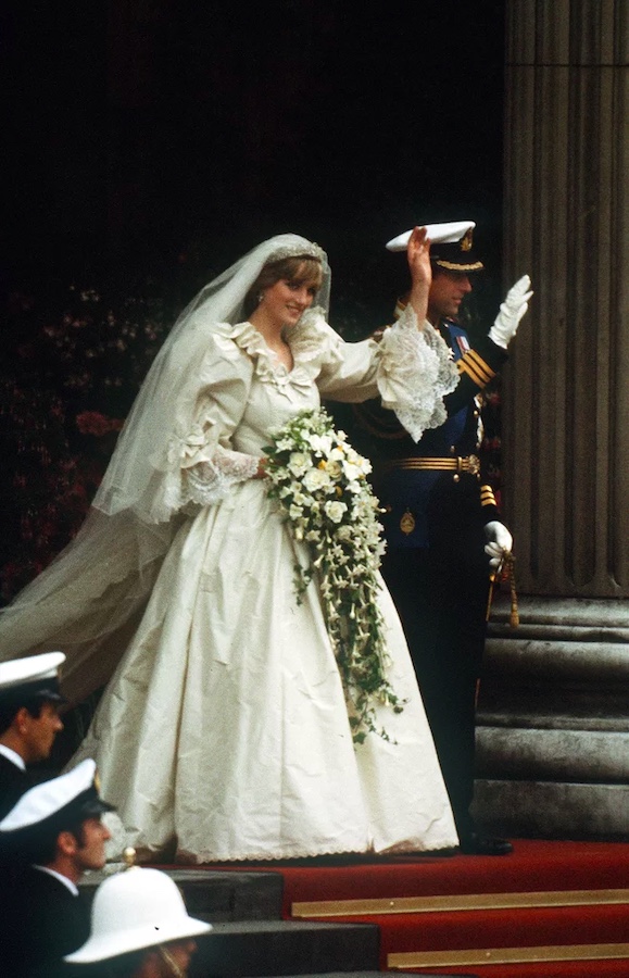 Balenciaga, l'abito da sposa di Lady Diana reinventato in stile gotico. Un vero capolavoro