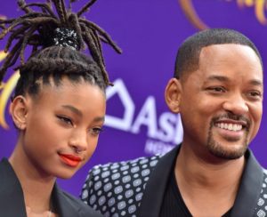 Willow Smith confessa: “Sono poliamorosa”. La reazione di mamma e nonna