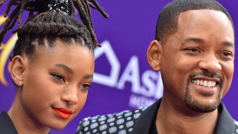 Willow Smith confessa: "Sono poliamorosa". La reazione di mamma e nonna