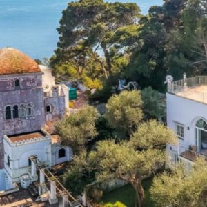 Christian De Sica mette in vendita la sua lussuosa villa a Capri progettata da Elihu Vedder