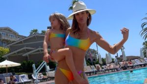 Costumi Estate 2021, il bikini rainbow matchy matchy di Elisabetta Canalis e Skyler Eva