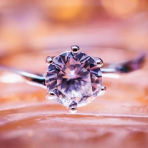 Pandora non utilizzerà più diamanti estratti: la nuova frontiera del lusso sostenibile