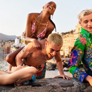Versace lancia la nuova collezione La Vacanza: dai costumi da bagno agli accessori per la spiaggia