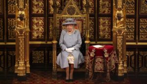 Regina Elisabetta presenzia all’apertura del parlamento con un look sobrio e colori tenui