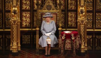 Regina Elisabetta presenzia all’apertura del parlamento con un look sobrio e colori tenui