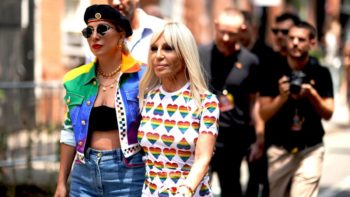 Donatella Versace rinnova i cimeli leggendari di Lady Gaga per Pride Month