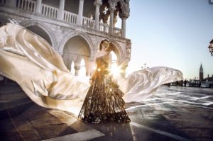 Venezia, la haute couture quest’anno va in gondola: da Saint Laurent a Valentino