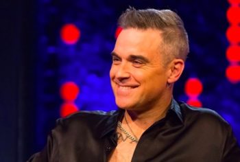 Robbie Williams, i capelli rasati a zero fanno subito trend Estate 2020. Chi vuole unirsi?