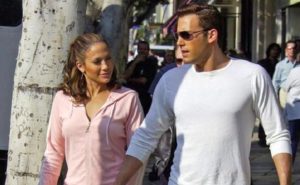 Jennifer Lopez e Ben Affleck, il bacio c’è ed è bellissimo. Two Bennifer in a pod