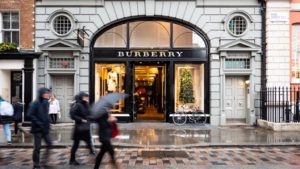 Burberry, il lusso sposa l’ambiente: il brand sarà ‘climate positive’ entro il 2040