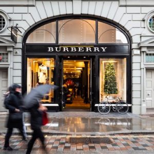 Burberry, il lusso sposa l’ambiente: il brand sarà ‘climate positive’ entro il 2040