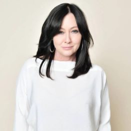 La star di Beverly Hills 90210, Shannen Doherty, parla a cuore aperto: «Sono sopravvissuta, sì al cancro»