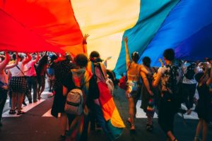 Il mondo del Fashion celebra il Pride Month: Non solo t-shirt arcobaleno ma vere e proprie iniziative