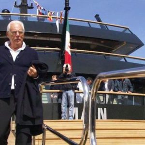 Giorgio Armani, col suo mega yacht di lusso in acque italiane: location pazzesca
