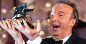 Mostra del Cinema, Roberto Benigni riceve il Leone d’Oro alla carriera e commuove Venezia