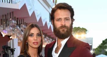 Mostra del Cinema di Venezia, Alessandro Borghi si presenta con un nuovo look e in dolce compagnia