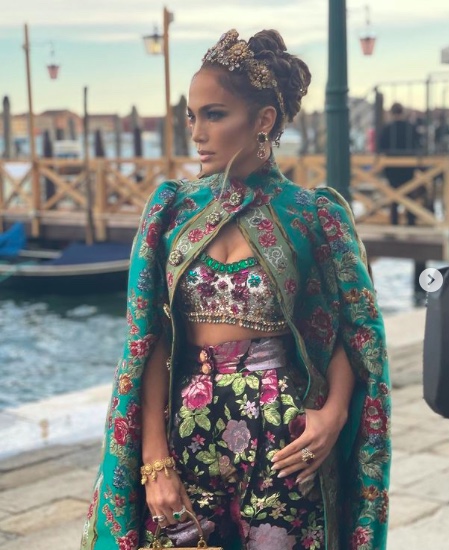 Jennifer Lopez a Venezia in D&G: divina nonostante la super gaffe (era proprio dietro... l'angolo)