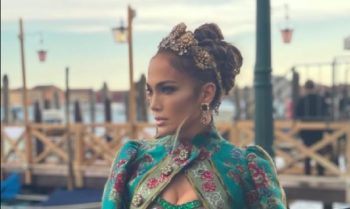 Jennifer Lopez a Venezia in D&G: divina nonostante la super gaffe (era proprio dietro… l’angolo)