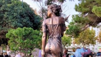 Spigolatrice di Sapri, polemica sulla scultura (“sessista”) di Stifano. L’artista provoca: “La rifarei nuda”