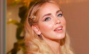 Chiara Ferragni, look da principessa alla sfilata Versace by Fendi: gli anni ’20 nel 2021