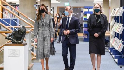 Kate Middleton Zara vestito pied de poule e via: la visita ufficiale è servita