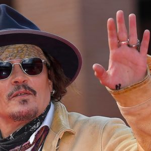 Johnny Depp sembra Jack Sparrow sul red carpet della Festa del Cinema di Roma. Che stile!