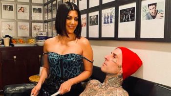 Kourtney Kardashian e Travis Barker si sposano! In ginocchio sulla sabbia tra fiori e candele