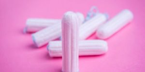 Gli assorbenti non sono più un lusso, taglio dell’Iva alla ‘Tampon tax’: dal 22% al 10%