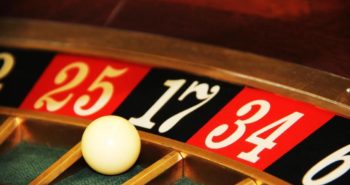 Casinò online: guardare il croupier in faccia